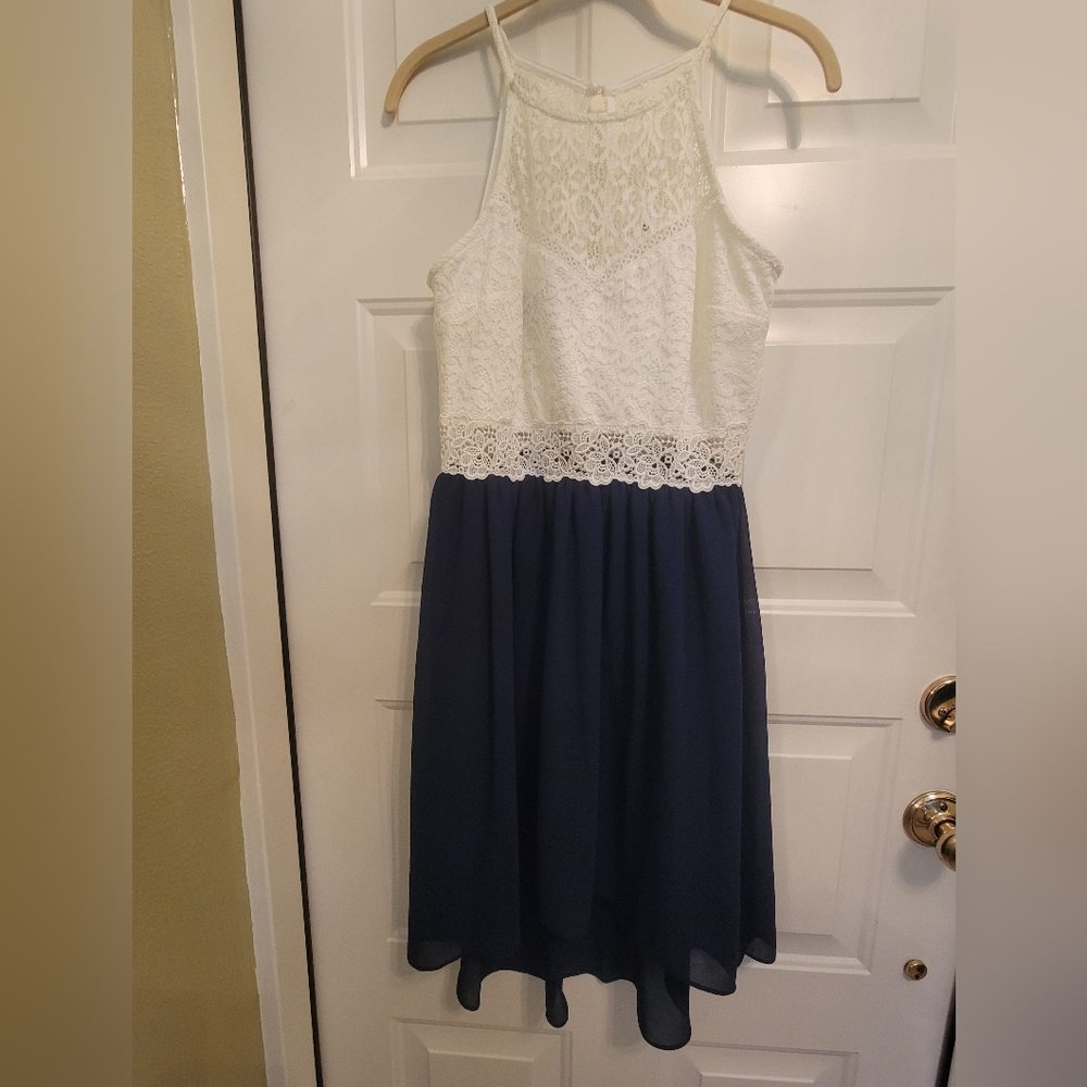 Stunning white lace w Navy Blue flowy skirt dress. Excellent condition size 9